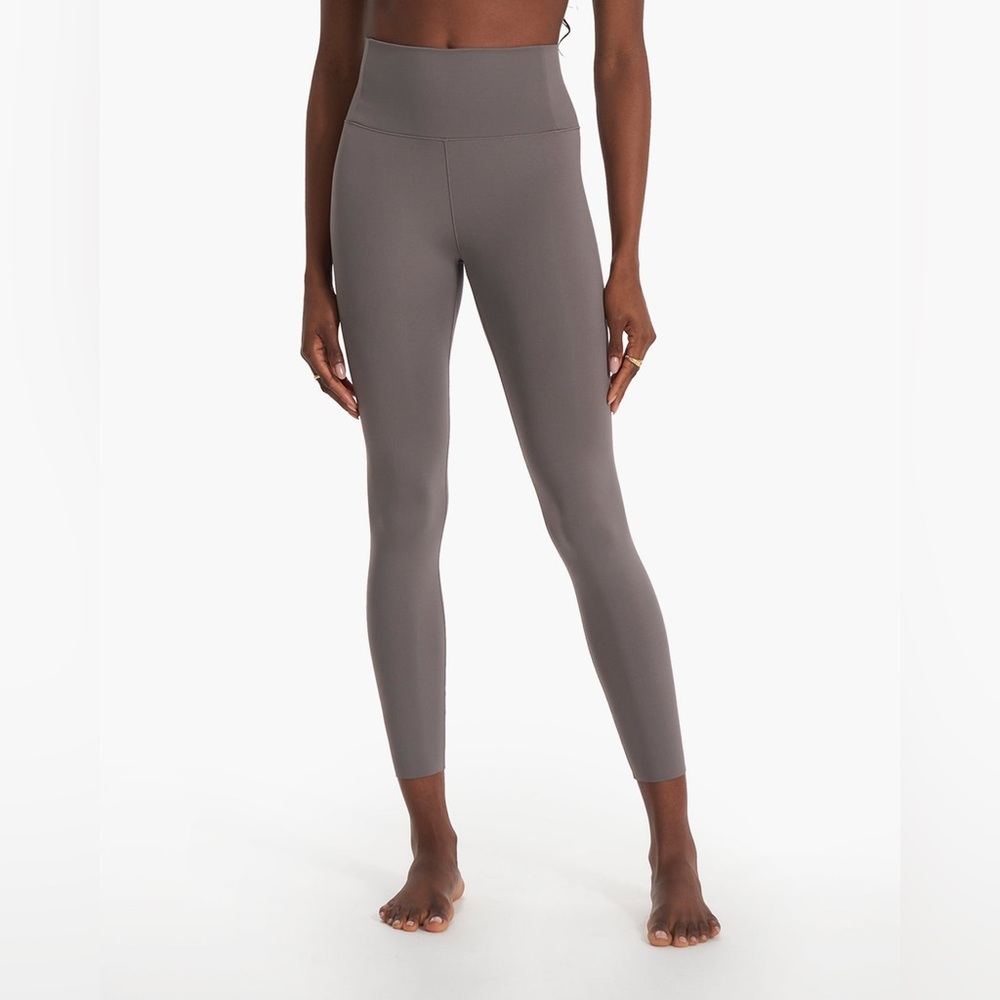Vuori’s Women’s Evolve Legging-Color Smoke-Size XS